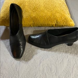 Aravon by New Balance black heels size 8.5